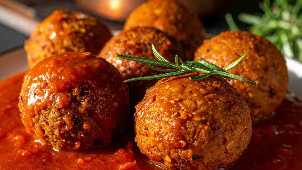 Dal tonno in scatola a un piatto completo che piace a tutti: queste polpette si cuociono nel sugo e restano tenerissime
