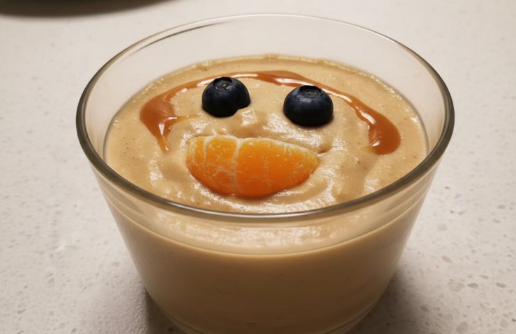 Un bicchiere di Budino Biscotto e Mou su un tavolo