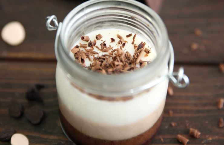 Mousse Mascarpone e Cioccolato al bicchiere in un vasetto