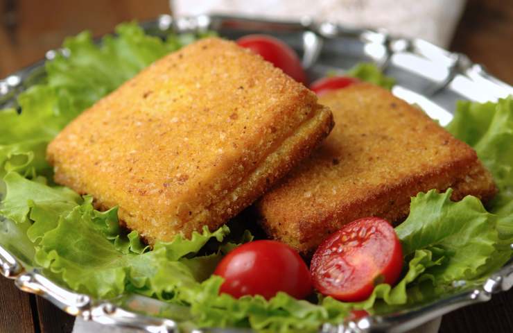 Mozzarella in Carrozza alla Napoletana su letto di lattuga con pomodorini