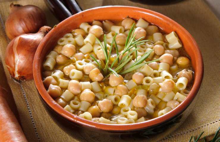 Pasta Ceci e Rosmarino in una terrina