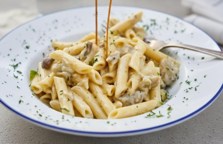 Penne Rigate con Panna e Funghi in un piatto su tavolo