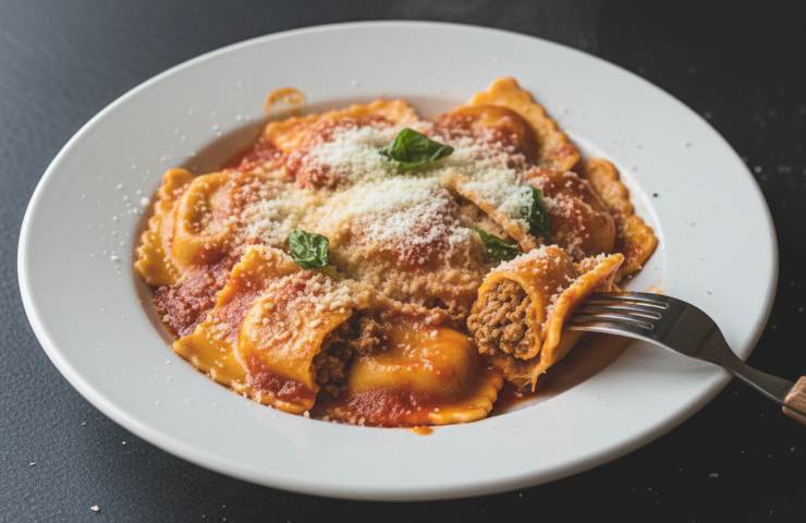 Ravioli al Sugo e Parmigiano in un piatto bianco