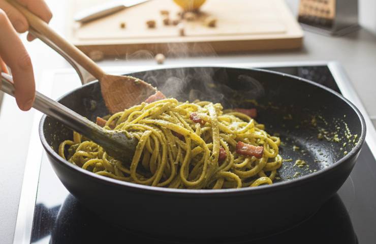 Tagliatelle Pistacchio e Guanciale in una padella