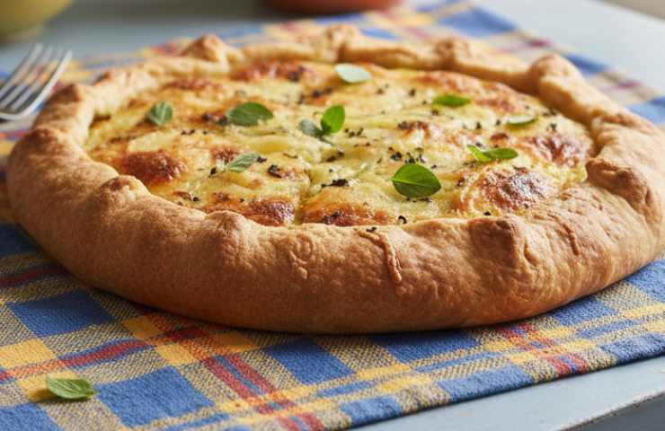 Torta Salata di Patate e Porri alla Ligure su una tovaglia colorata