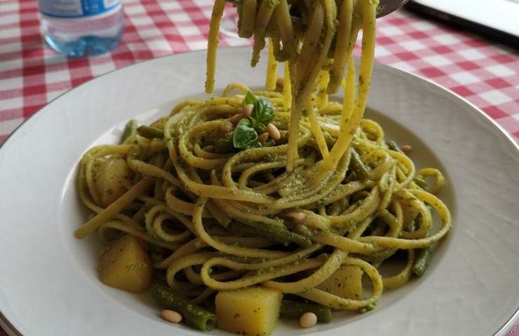 Trenette al Pesto di Basilico alla Genovese in un piatto