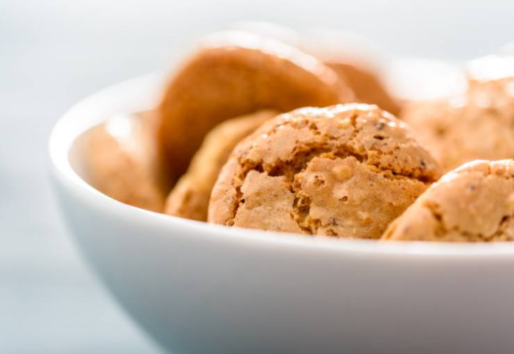 ciotola con amaretti