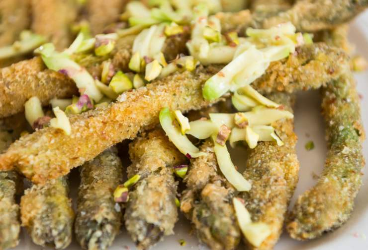 asparagi fritti in un piatto