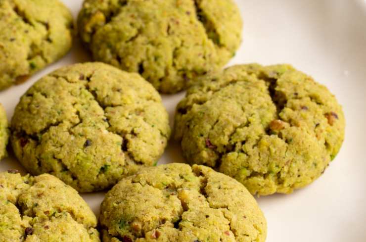 biscotti al pistacchio in piatto bianco