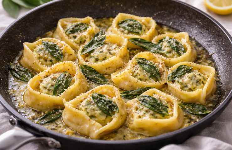 Cappellacci Ricotta e Spinaci al Burro e Salvia in una padella
