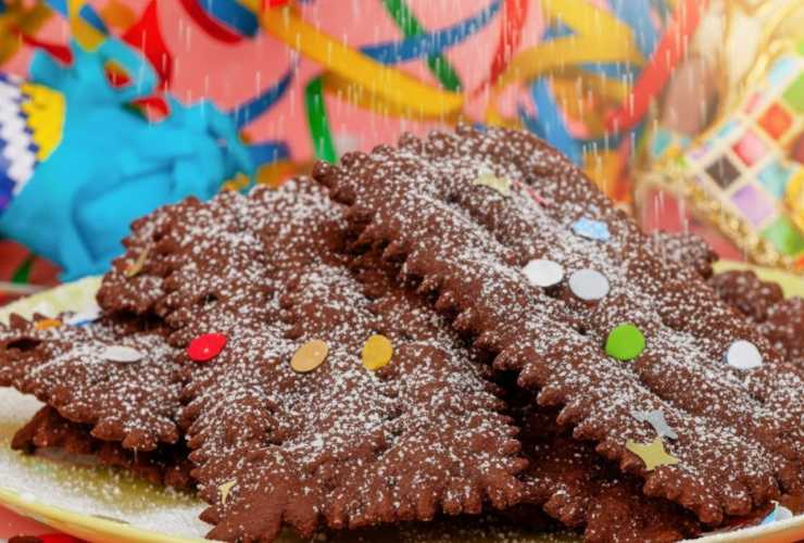 piatto con chiacchiere al cacao