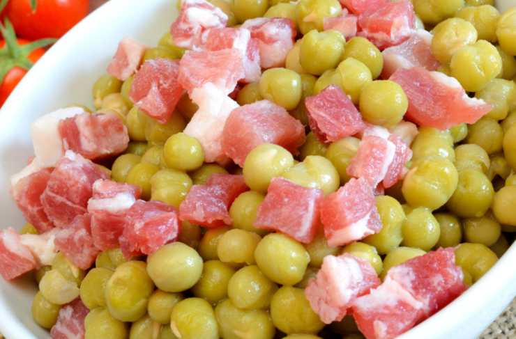 piselli e pancetta in primo piano