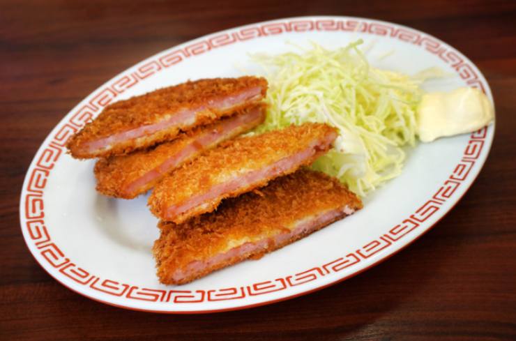 cotolette di prosciutto in piatto con insalata