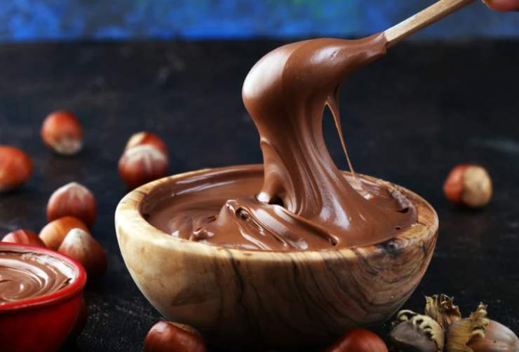 crema di nocciole in ciotola