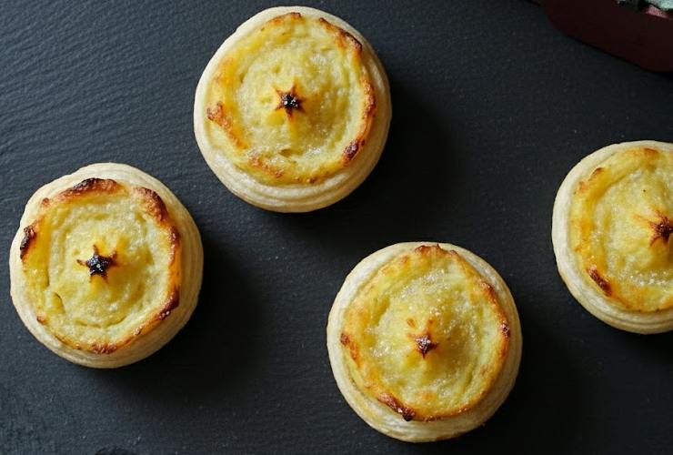 crostatine dorate di sfoglia con crema di patate
