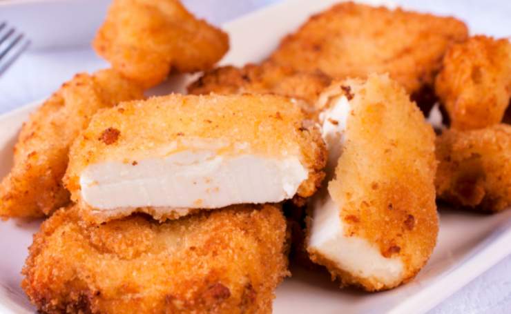 pezzi di feta fritta dorata