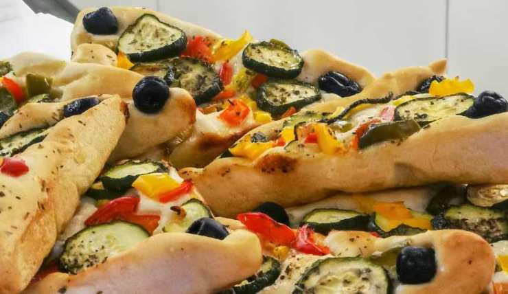 pezzi di focaccia di verdure