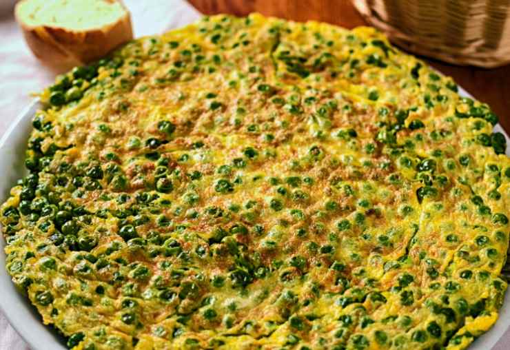 frittata dorata con piselli
