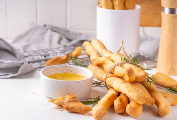 grissini dorati su tavolo bianco