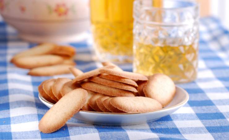 lingue di gatto in un piatto