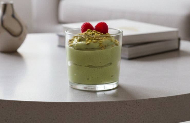 Mousse Cioccolato bianco e Pistacchio in un bicchiere su un tavolino