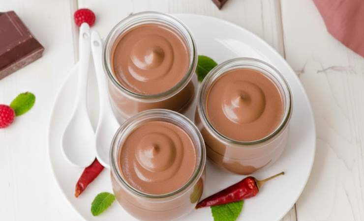 mousse al cioccolato piccante in vasetti