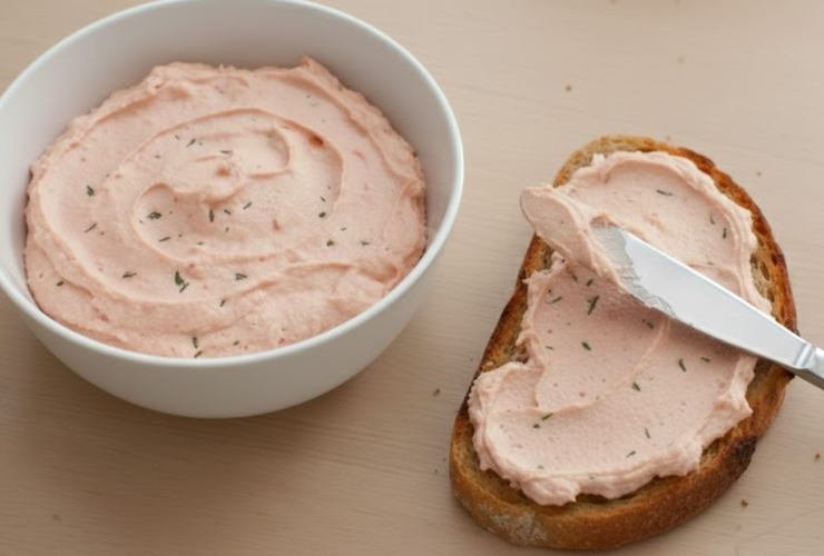 mousse di tonno spalmata su pane