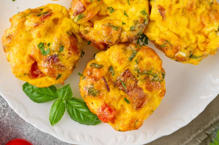 muffin frittata in piatto bianco