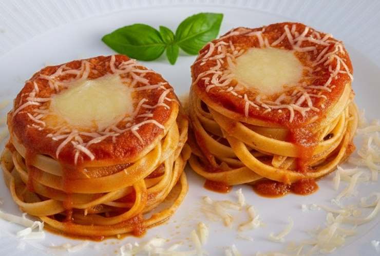 nidi di pasta al forno con pomodoro