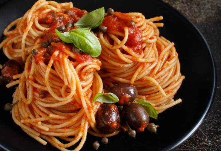 pasta alla vesuviana in piatto nero