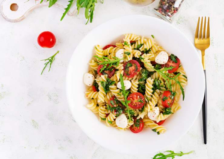 pasta caprese in piatto bianco