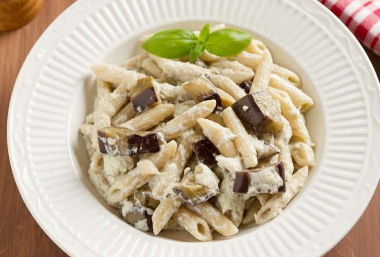 pasta condita con melanzane e ricotta