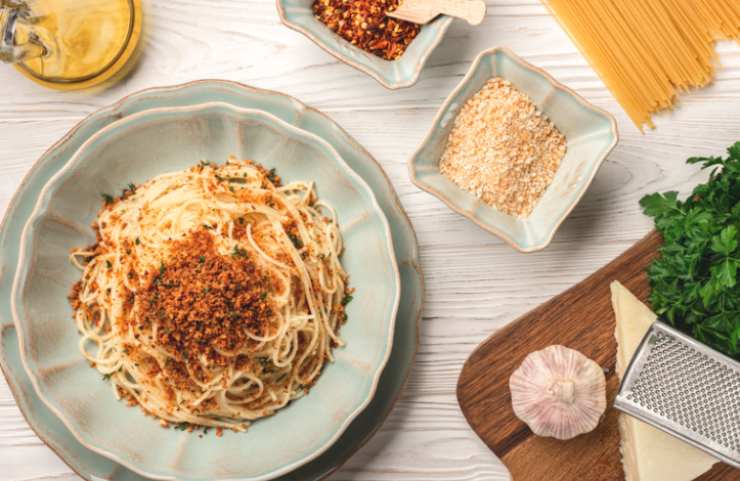 piatto di pasta con pangrattato tostato