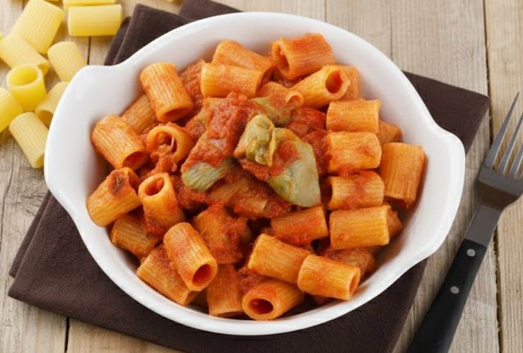 piatto di pasta con pomodori e carciofi