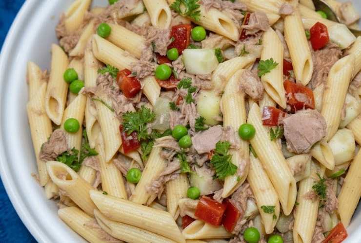 pasta con pomodoro piselli e tonno