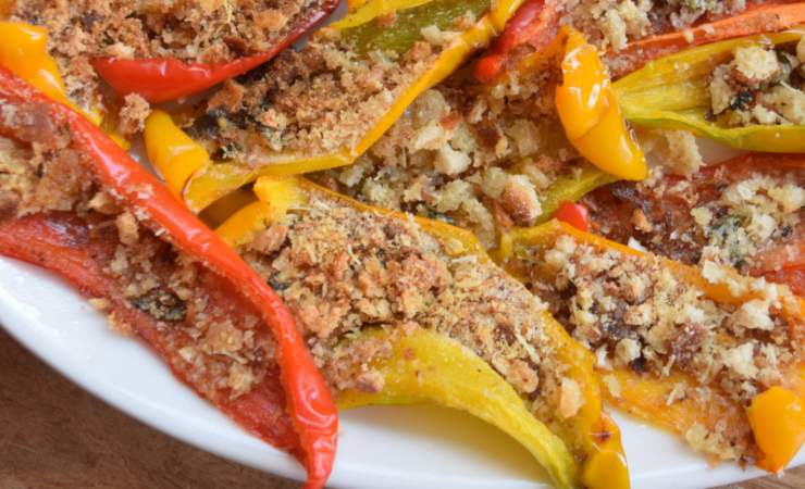 primo piano di peperoni gratinati