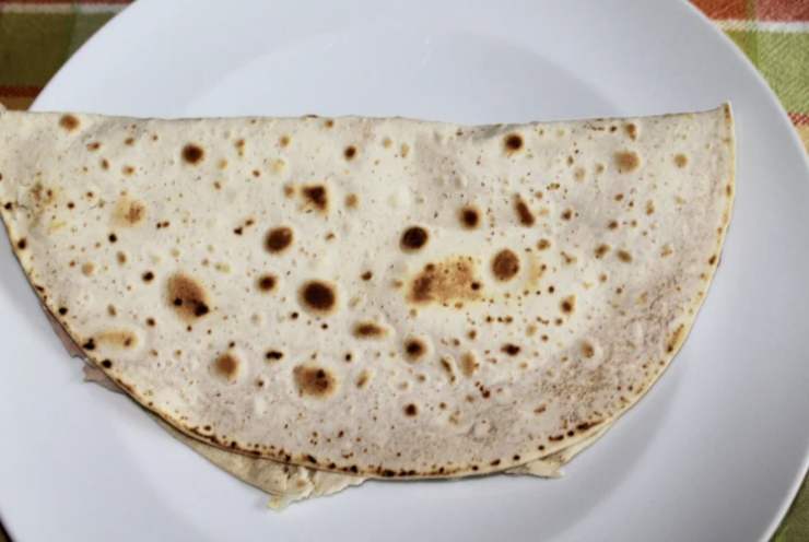 piadina cotta in un piatto