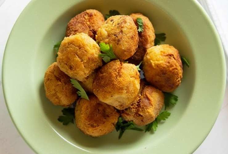 polpette di sedano in piatto verde