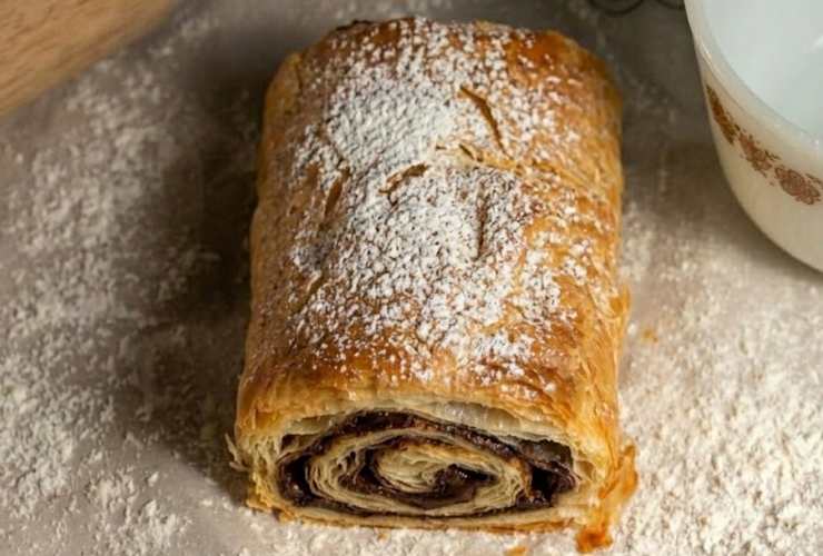 rotolo dorato di sfoglia con cioccolato