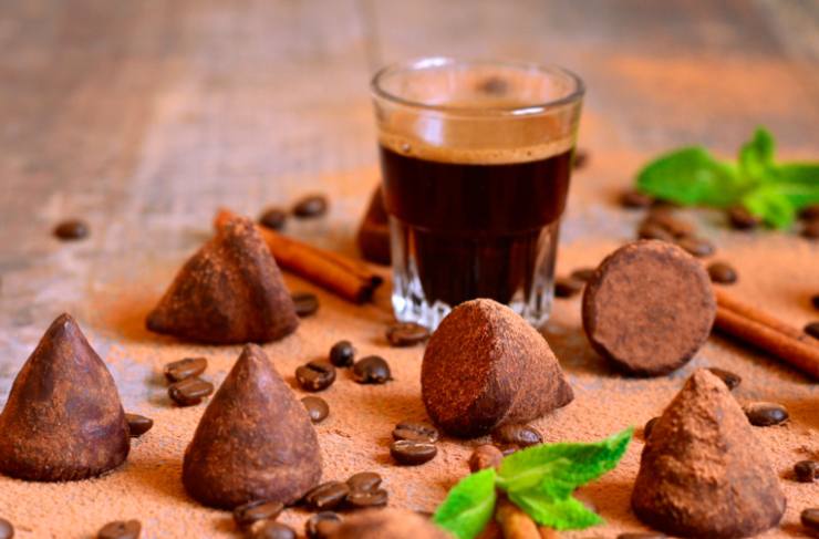 tartufini al caffè su tavolo di legno