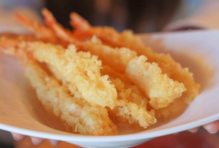 tempura di gamberi in piatto bianco