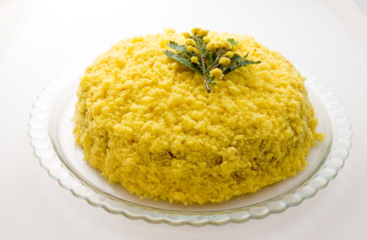 torta mimosa in un vassoio