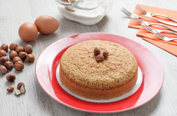 torta di nocciole in piatto rosso