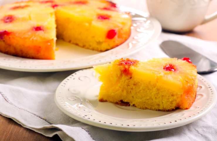 fetta di torta rovesciata all'ananas