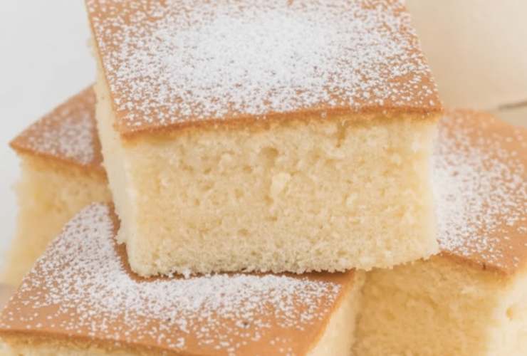 pezzi di torta con zucchero a velo