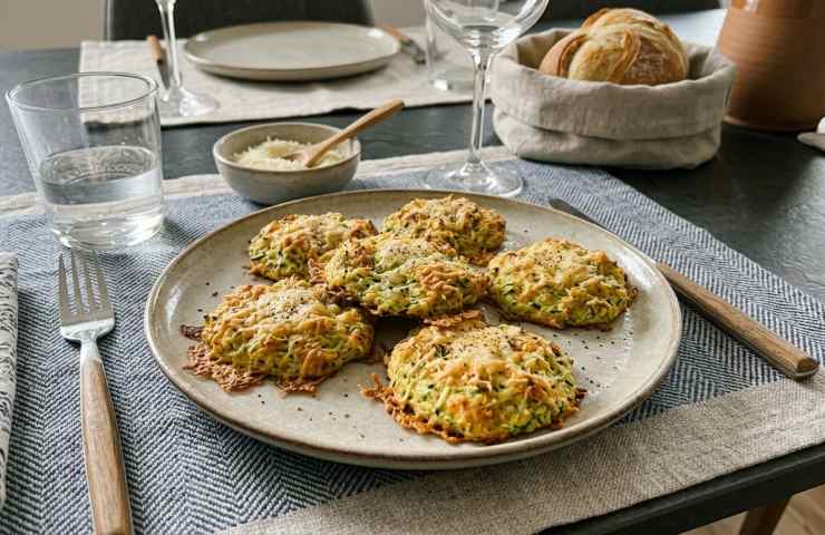 Nuvolette di Zucchine Croccanti al Parmigiano in un piatto su tavola apparecchiata