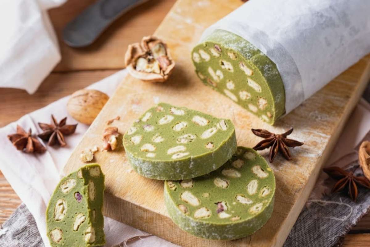 salame di cioccolato al pistacchio su tagliere