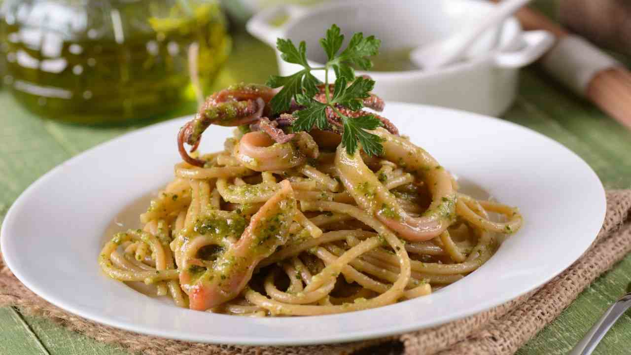 spaghetti con calamari e pesto al limone buttalapasta.it