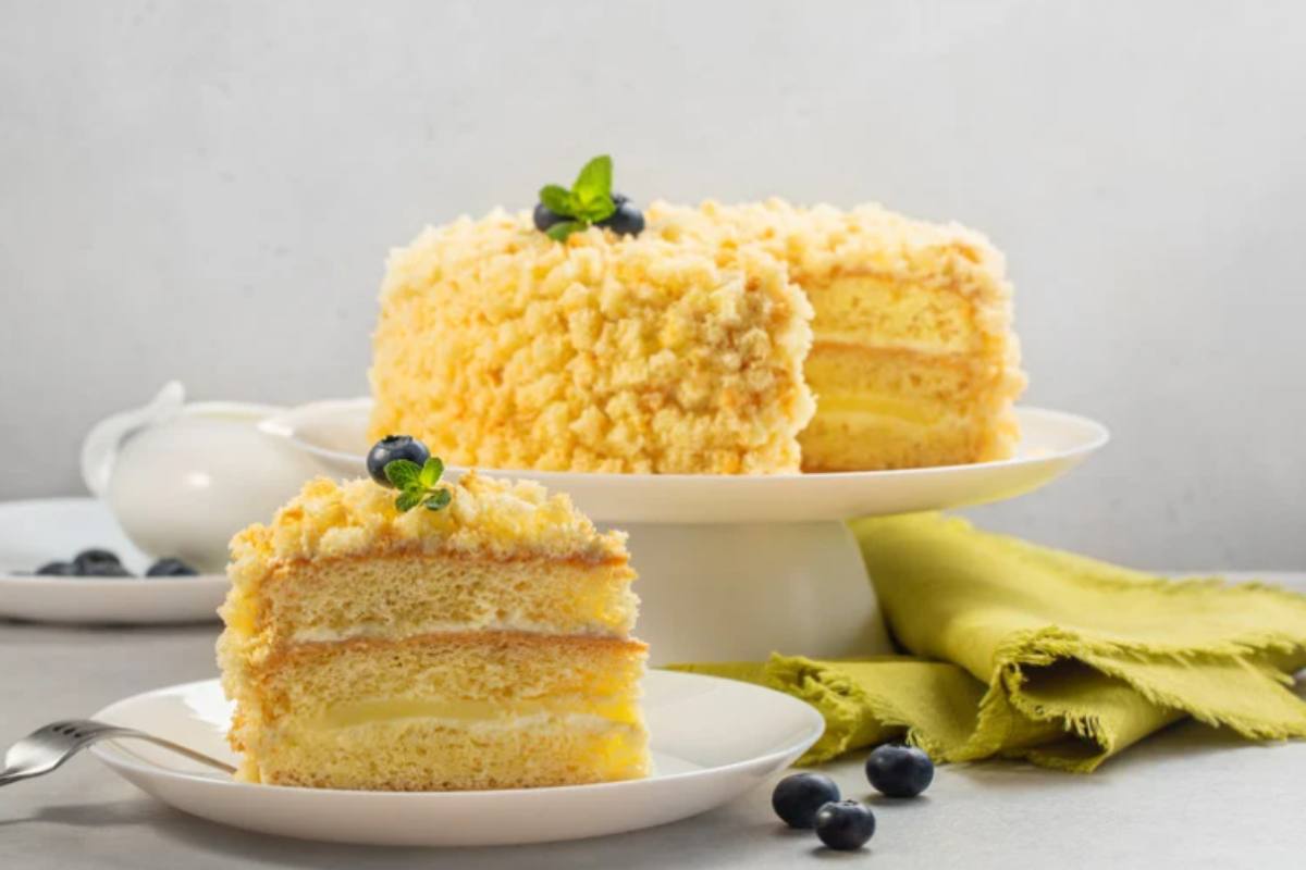 torta mimosa con fetta tagliata