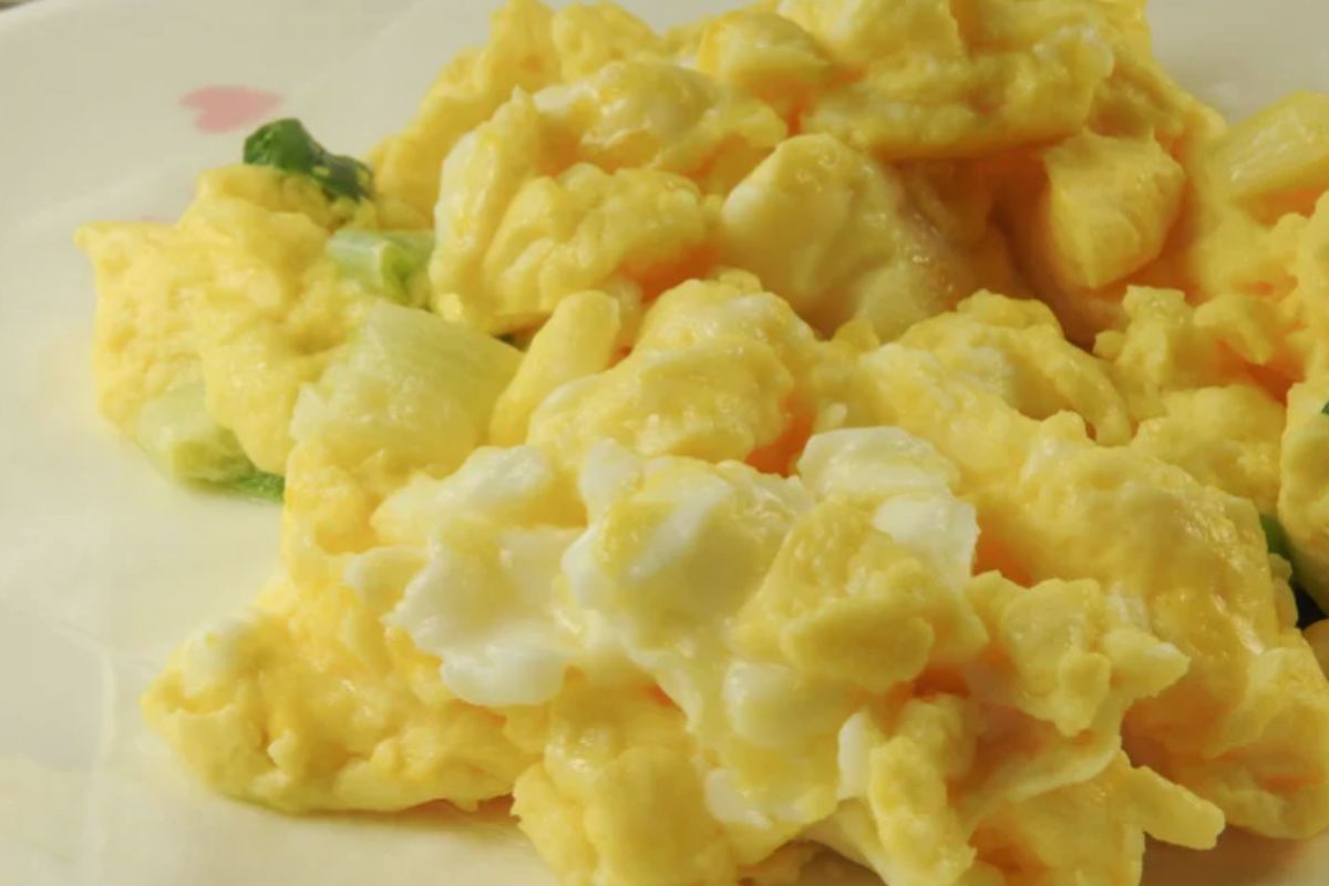 primo piano di uova strapazzate